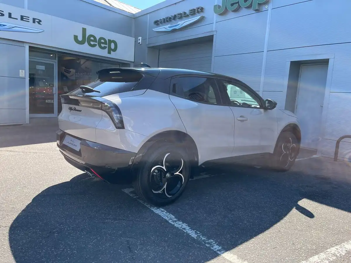 2025-alfa-romeo-junior-12-big-10