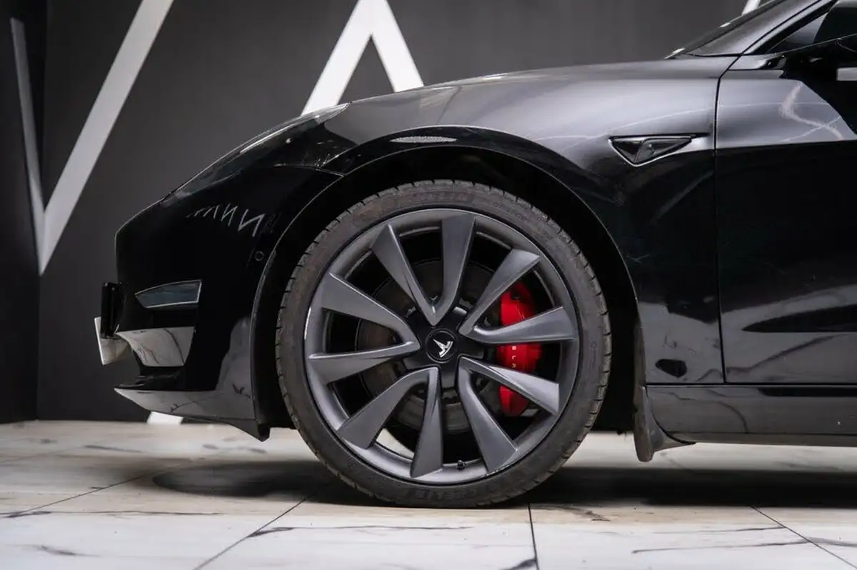 2020-tesla-model-3-e-performance-big-35