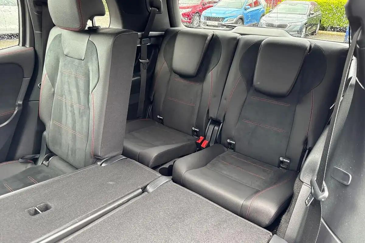 2022-mercedes-benz-glb-class-13-glb200-amg-line-premium-7g-tronic-big-37