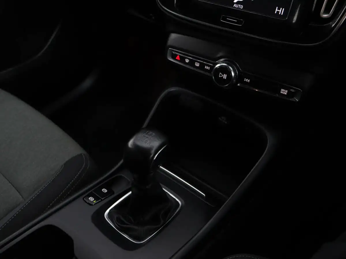 2020-volvo-xc40-15-t3-momentum-big-25