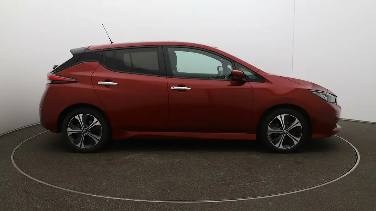 2020-nissan-leaf-e-tekna-big-47
