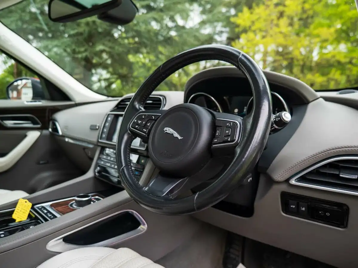 2016-jaguar-f-pace-20-i4d-portfolio-awd-auto-big-8
