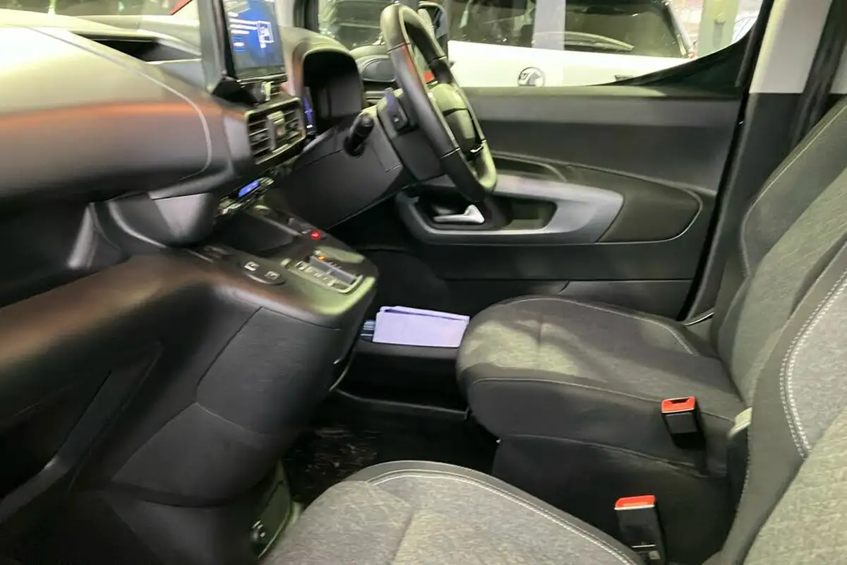 2024-vauxhall-combo-life-e-ultimate-big-2