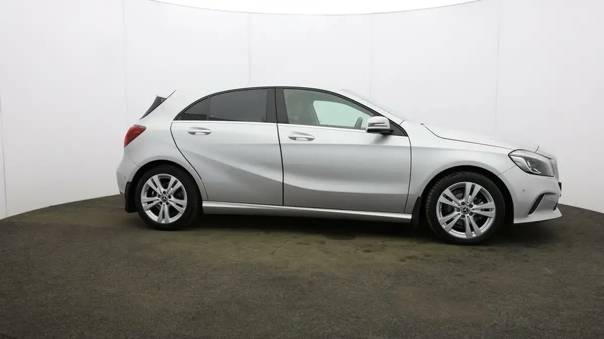 2017-mercedes-benz-a-class-15d-a180d-sport-premiumss-7g-dct-big-40