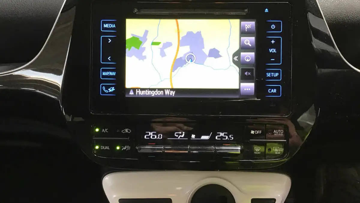 2017-toyota-prius-18-vvt-i-business-edition-plus-big-7