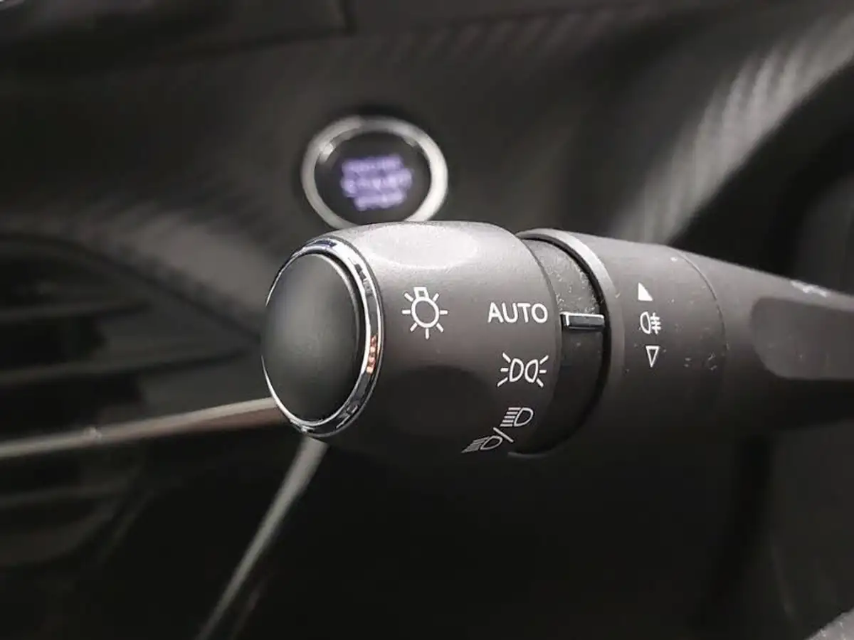 2021-peugeot-208-12-puretech-allure-premium-100bhp-big-15