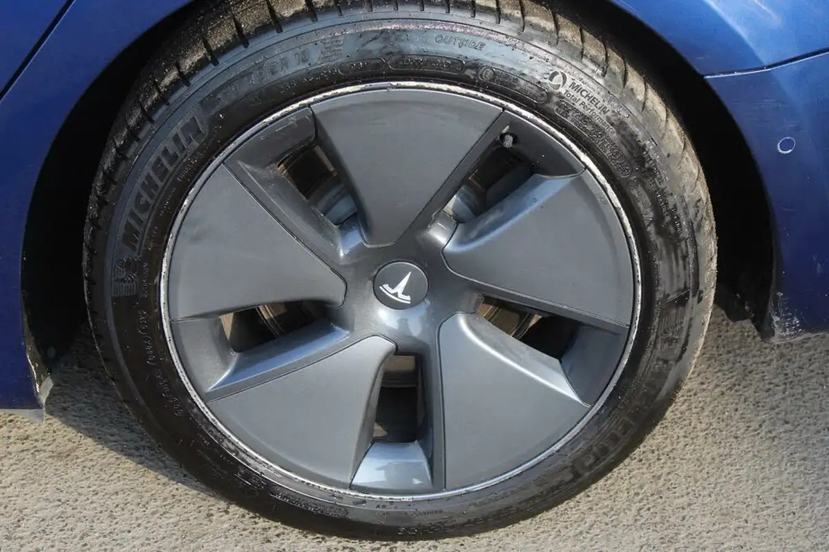 2020-tesla-model-3-e-long-range-big-29