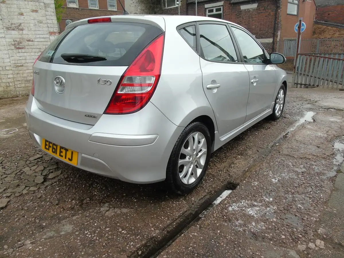 2011-hyundai-i30-16td-comfort-115ps-hatchback-big-6