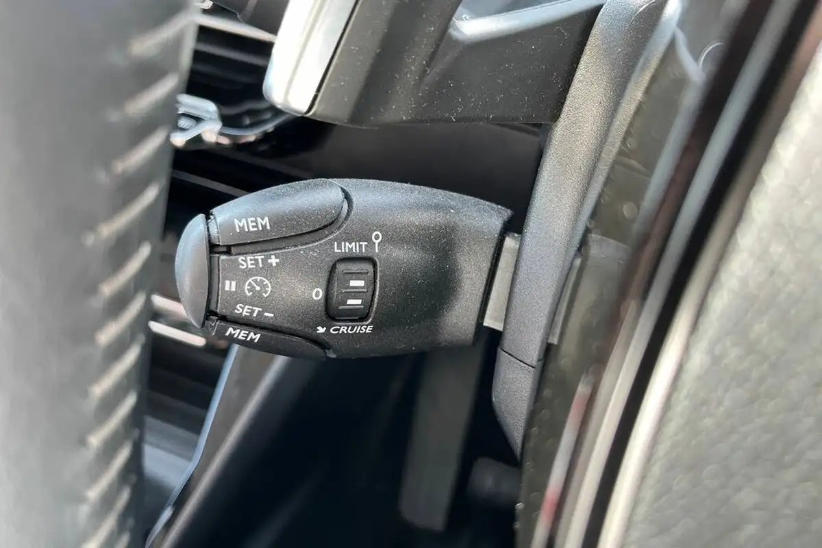 2023-peugeot-208-12-puretech-allure-premium-100ps-eat8-big-29
