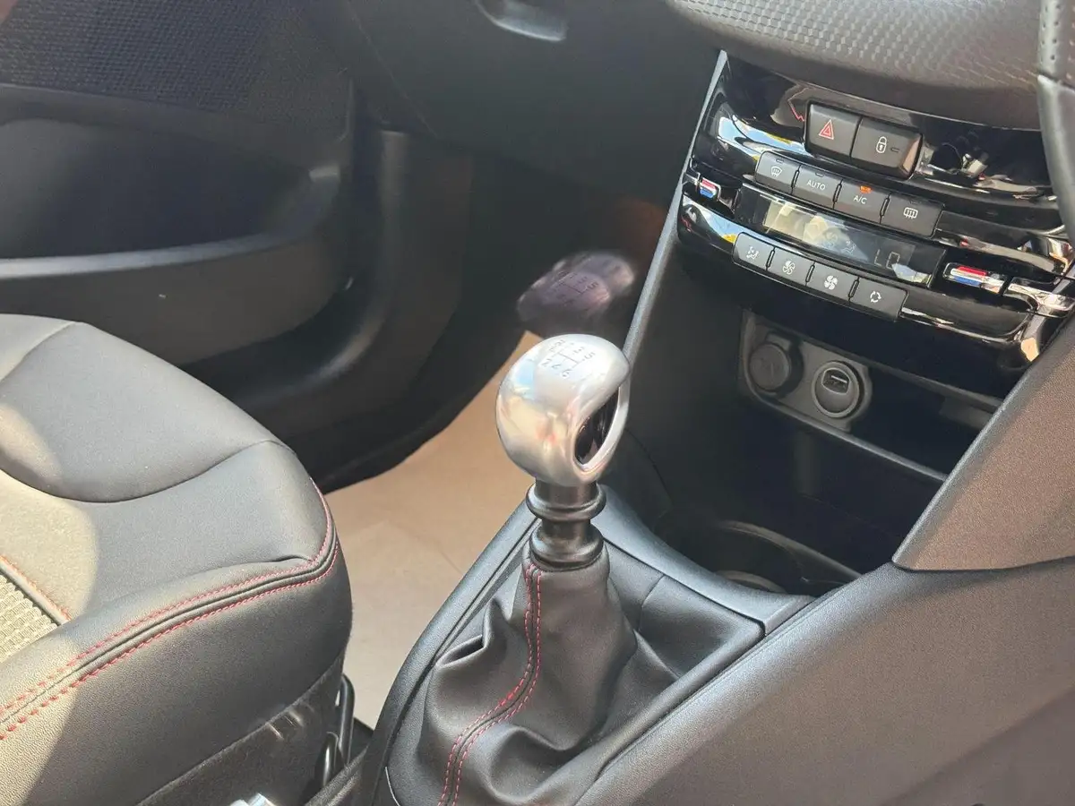 2019-peugeot-208-12-puretech-gt-line-110bhp-big-11