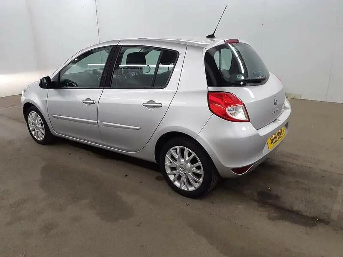 2011-renault-clio-15td-dynamique-tom-tom-15dci-fap-hatchback-5d-big-3