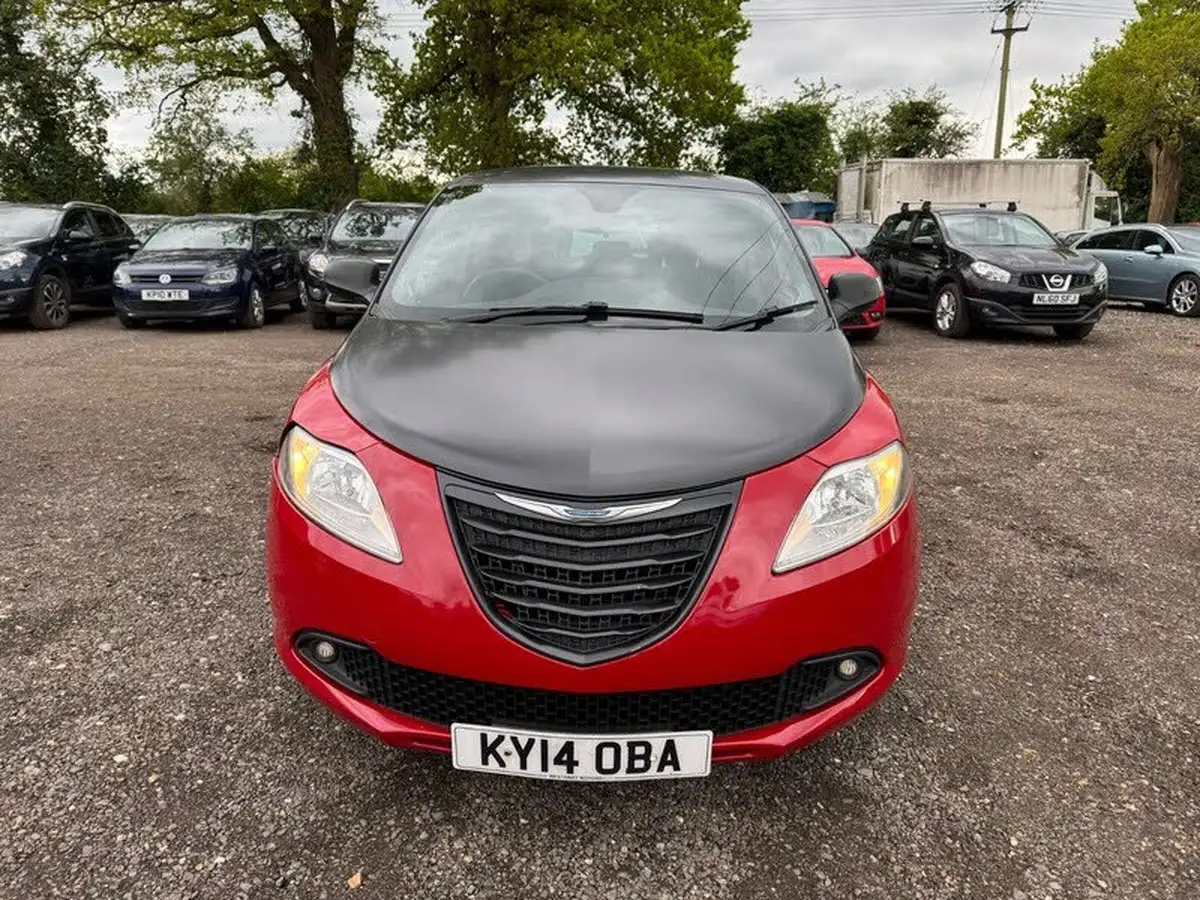 2014-chrysler-ypsilon-12-s-big-1