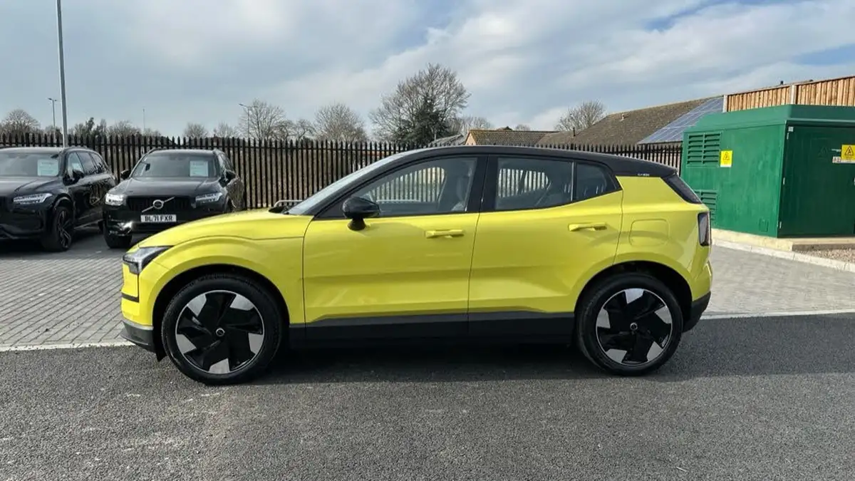 2025-volvo-ex30-e-twin-plus-big-7