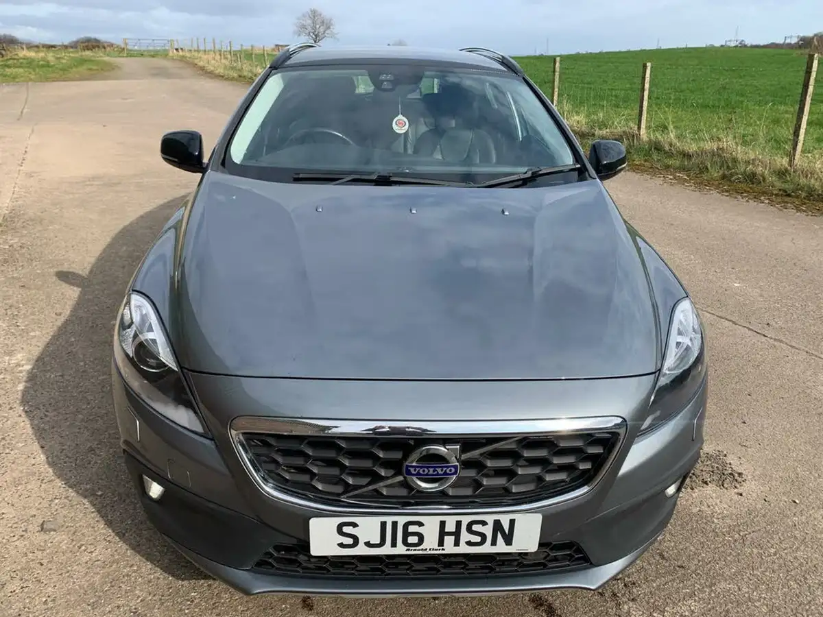 2016-volvo-v40-20td-d2-cross-country-lux-big-1