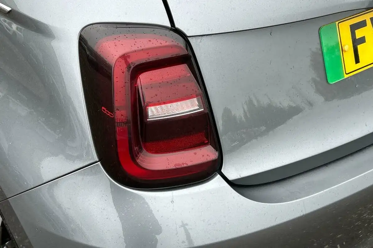 2021-fiat-500-e-la-prima-big-18