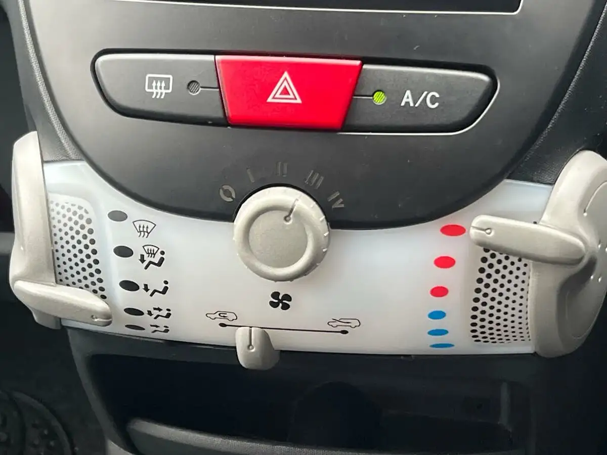 2012-citroen-c1-10-vtr-5d-big-32