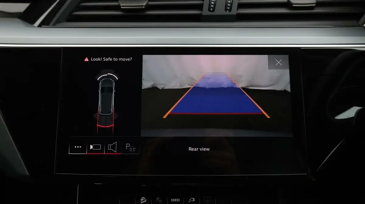 2022-audi-e-tron-55e-technik-station-wagon-big-26