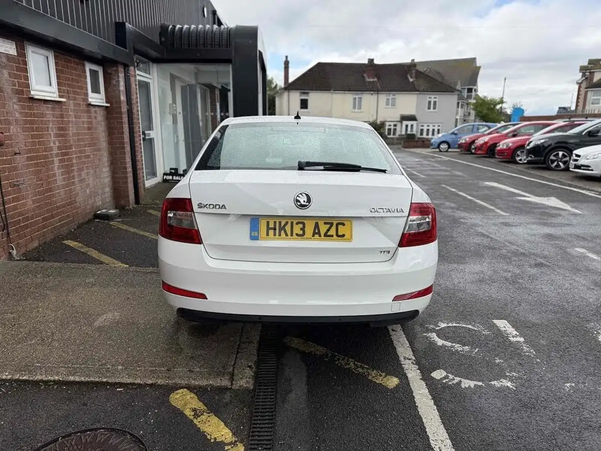 2013-skoda-octavia-20tdi-elegance-hatchback-big-5