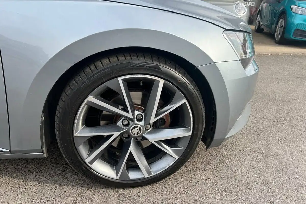 2018-skoda-superb-20-tsi-sportline-220ps-ss-hatchback-big-10