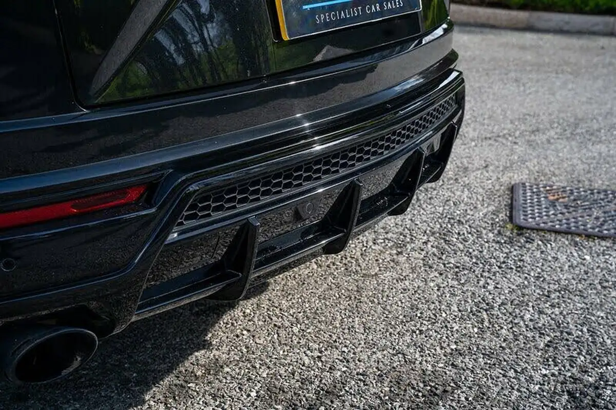 2021-lamborghini-urus-40-no-trim-big-18