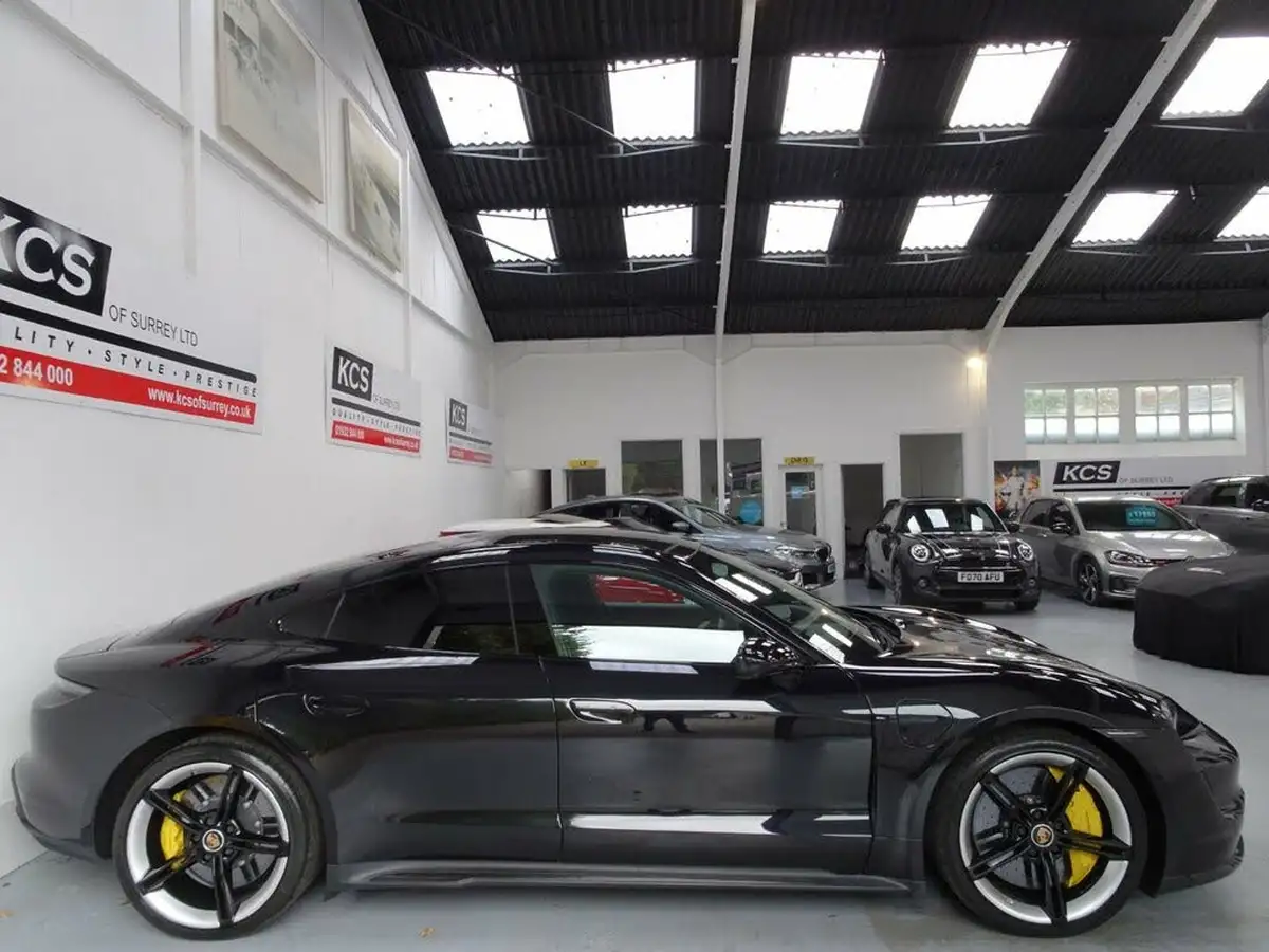 2020-porsche-taycan-e-turbo-s-big-34