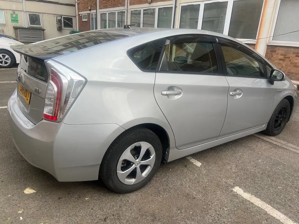 2015-toyota-prius-hybrid-big-9