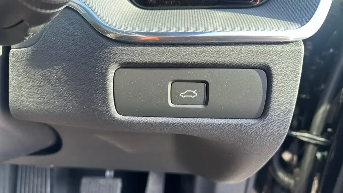 2025-volvo-xc60-20-b5-plus-black-edition-big-38