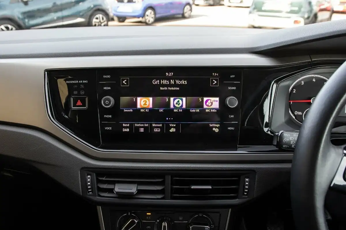 2020-volkswagen-polo-10-se-80ps-big-21