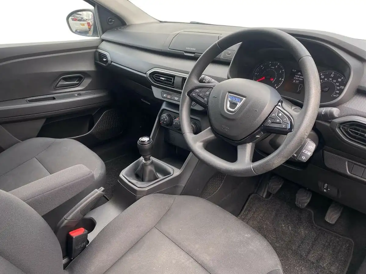 2022-dacia-sandero-10-sce-essential-big-4