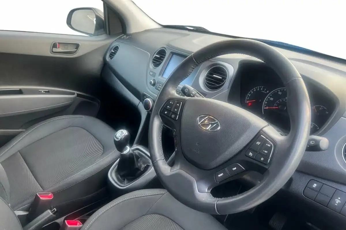 2019-hyundai-i10-10-play-big-6
