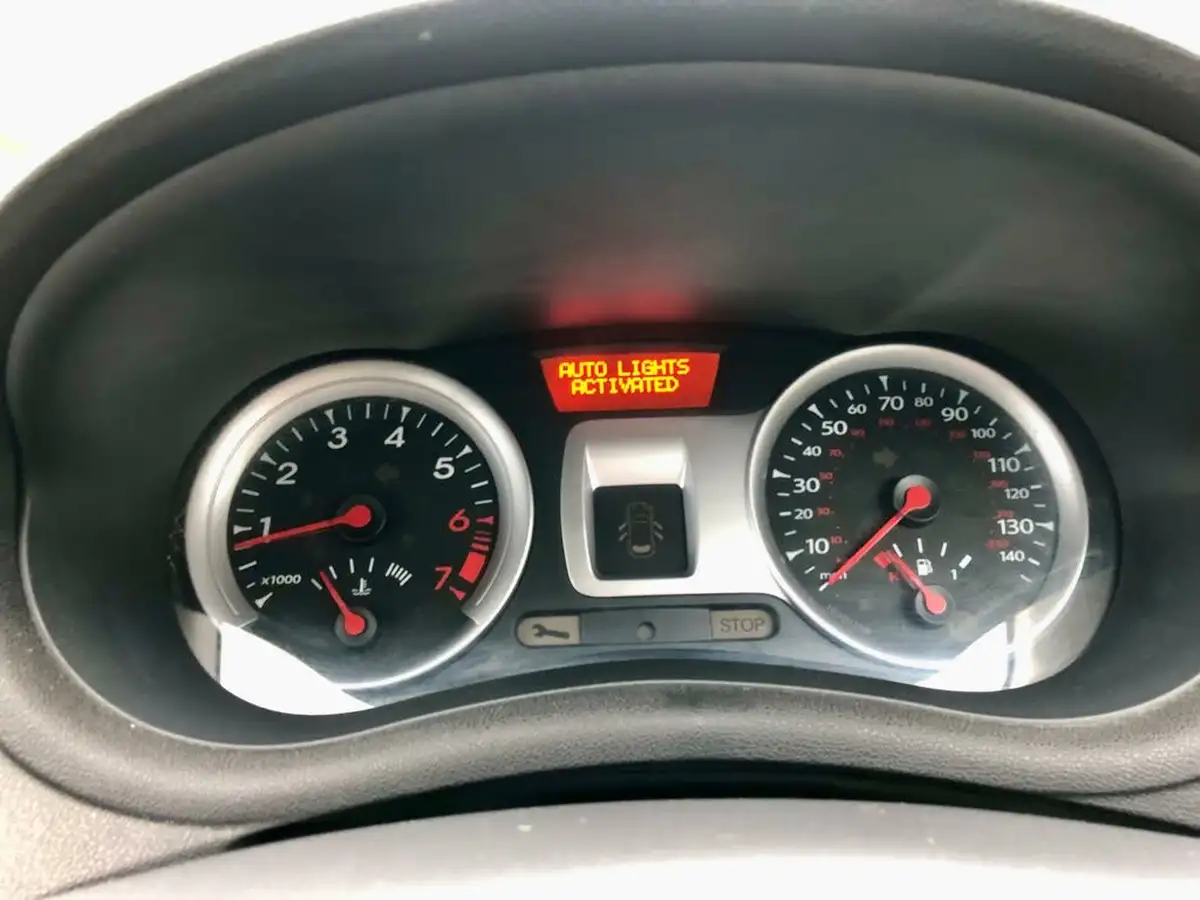 2009-renault-clio-12-dynamique-16v-100-hatchback-5d-big-30