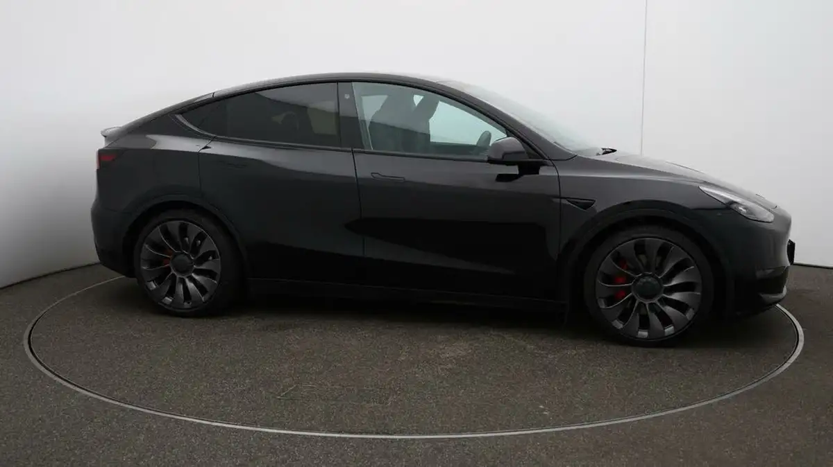 2023-tesla-model-y-e-performance-big-40