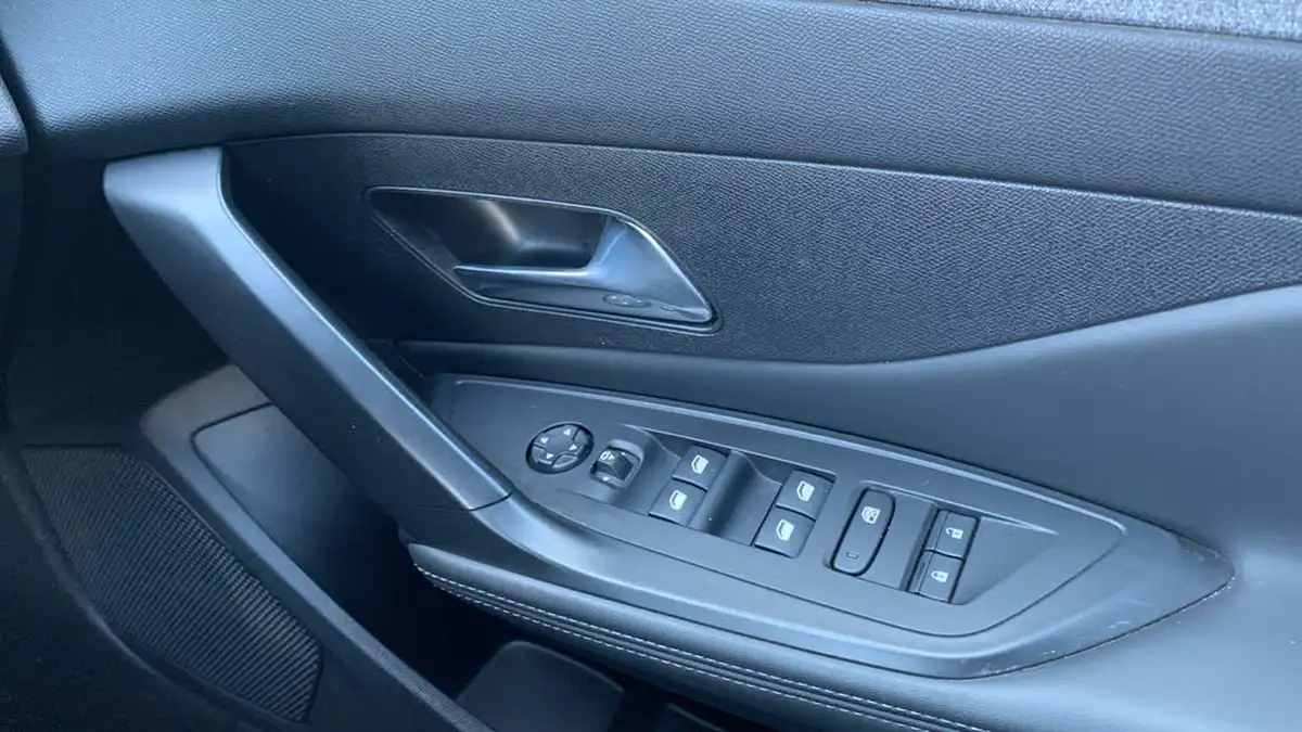 2022-peugeot-308-12-puretech-allure-premium-eat8-big-21