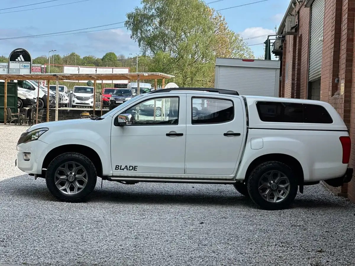 2014-isuzu-d-max-25td-venetian-red-blade-big-4