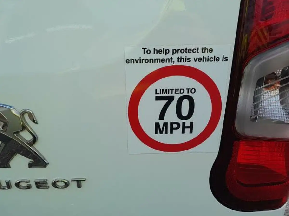 2020-peugeot-partner-15-bluehdi-1000-professional-100ps-eu6dt-panel-big-13