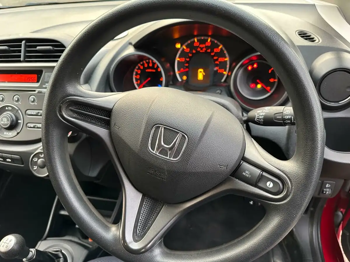 2014-honda-jazz-12-s-big-17