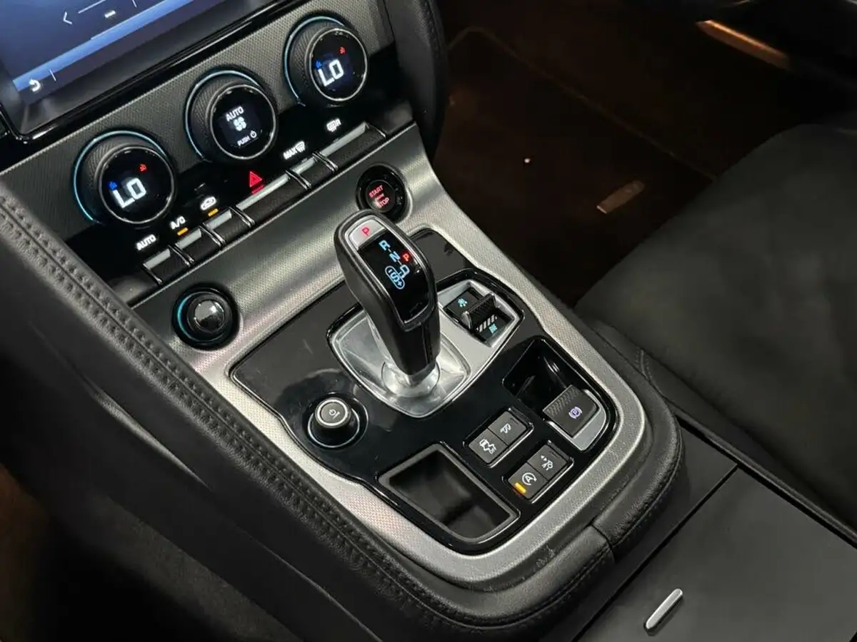 2015-jaguar-f-type-30-v6-coupe-quickshift-big-47