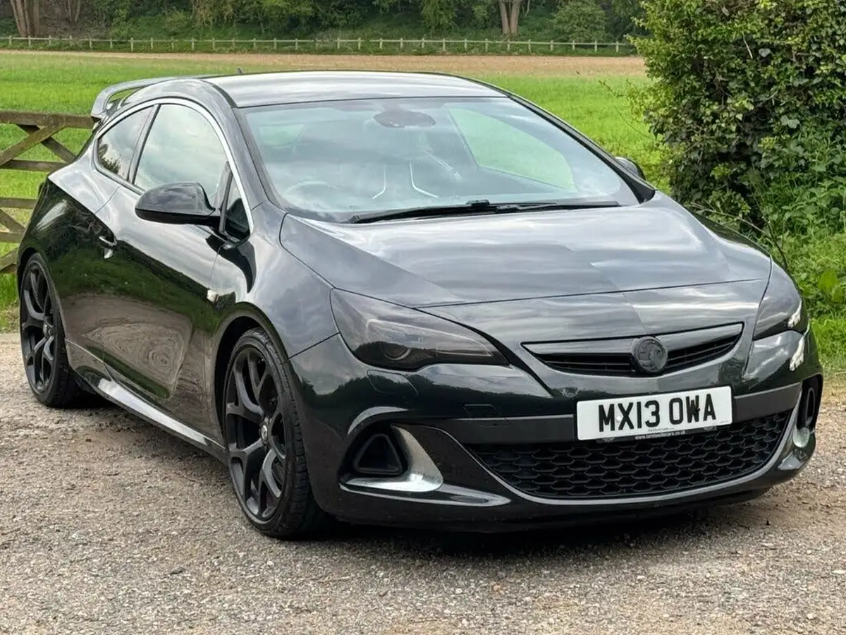 2013-vauxhall-astra-20-vxr-big-25