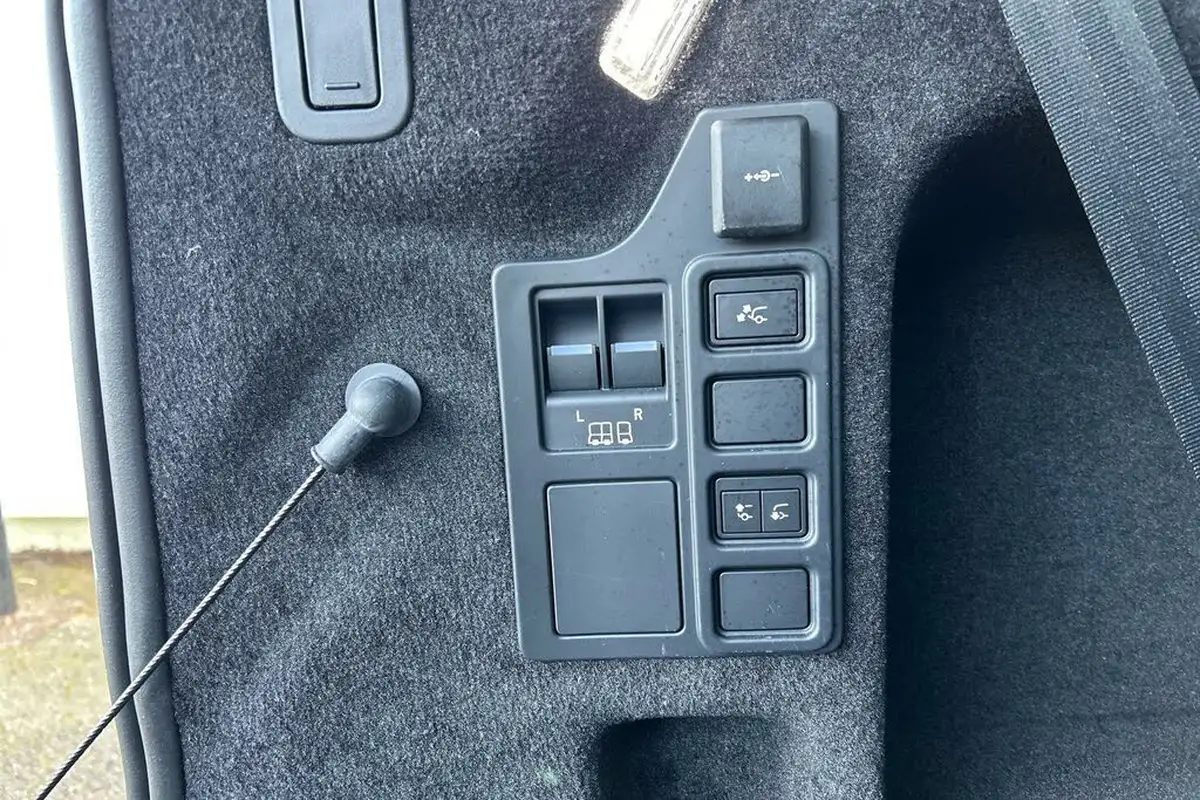 2024-land-rover-discovery-30-d300-dynamic-hse-big-36