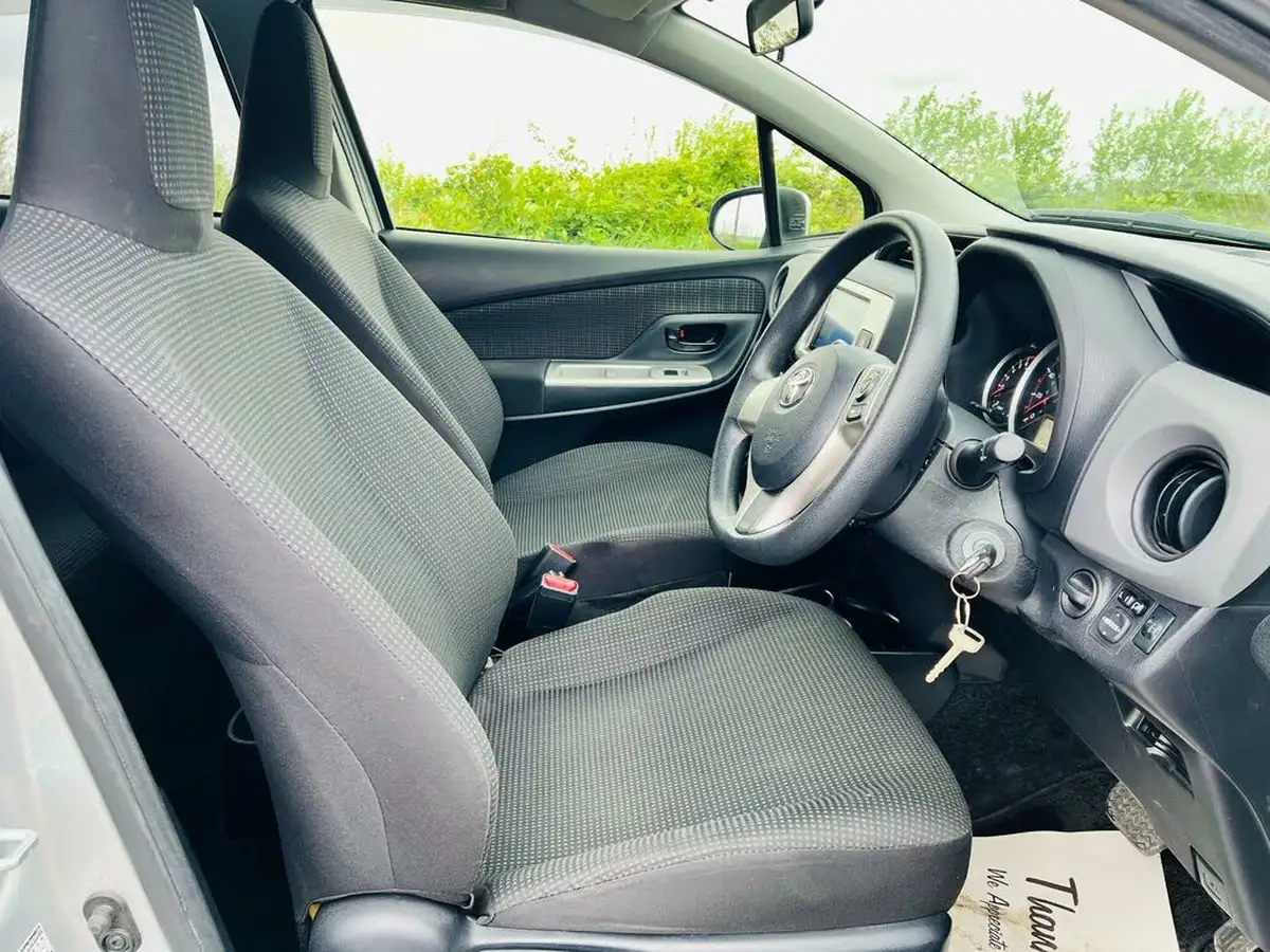 2015-toyota-yaris-133-icon-vvt-i-nav-5d-cvt-big-2
