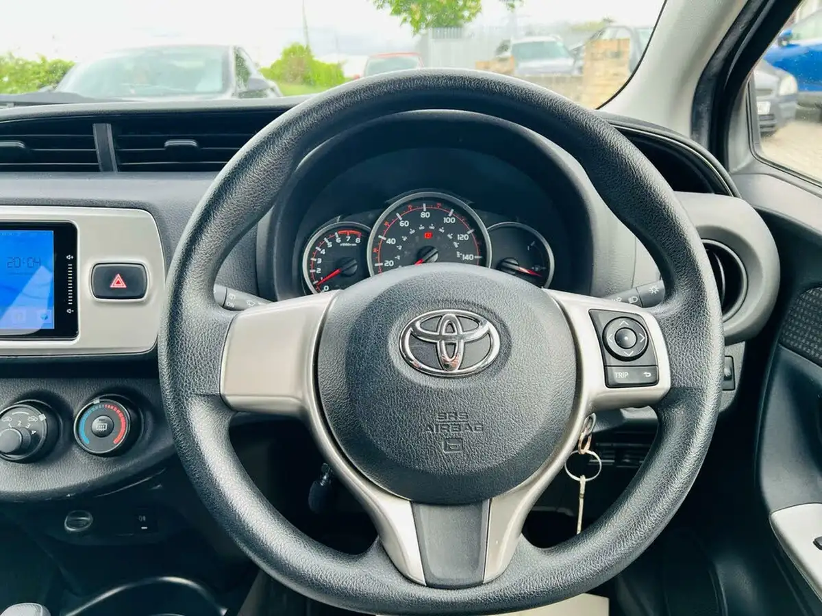 2015-toyota-yaris-133-icon-vvt-i-nav-5d-cvt-big-21