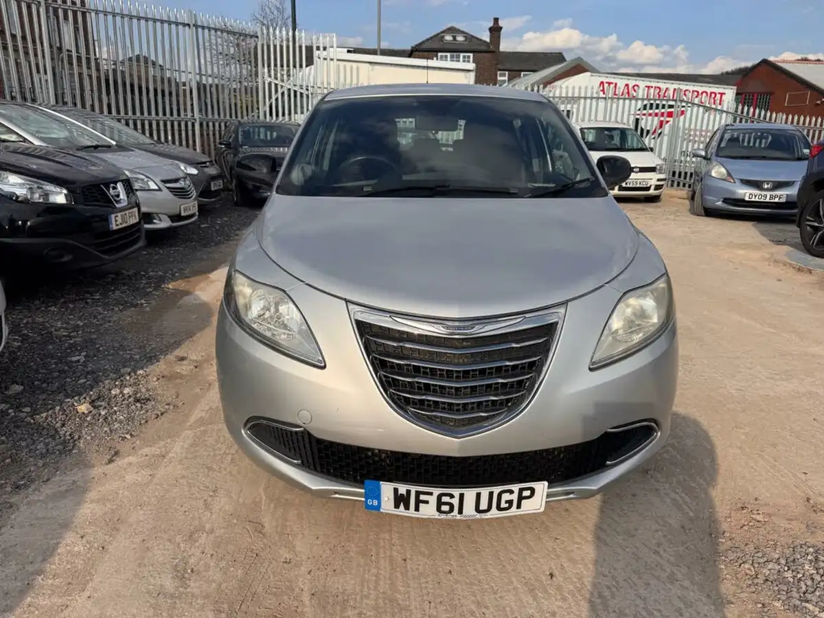 2011-chrysler-ypsilon-12-s-big-1