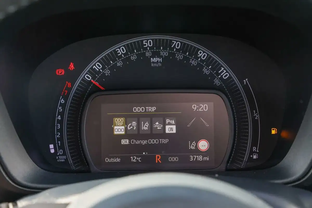 2024-toyota-aygo-x-10-vvt-i-edge-cvt-big-8