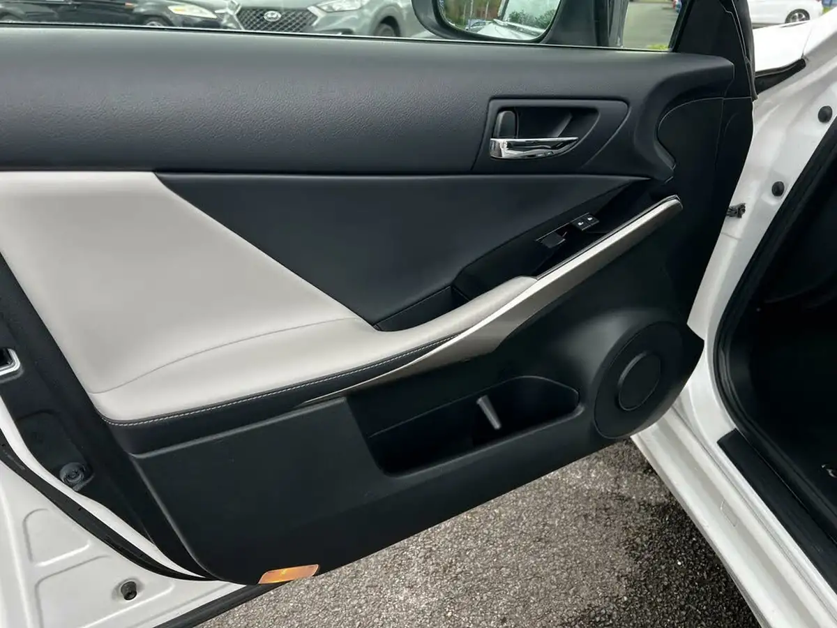 2016-lexus-is-300h-25-sport-big-14