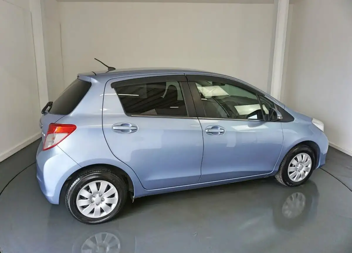2011-toyota-yaris-big-12
