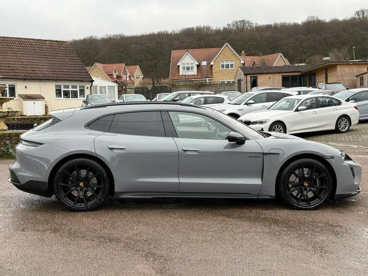 2023-porsche-taycan-e-gts-sport-turismo-big-5