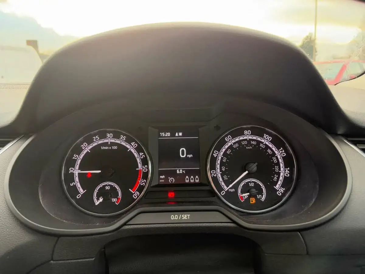 2019-skoda-octavia-16tdi-se-technology-estate-big-33