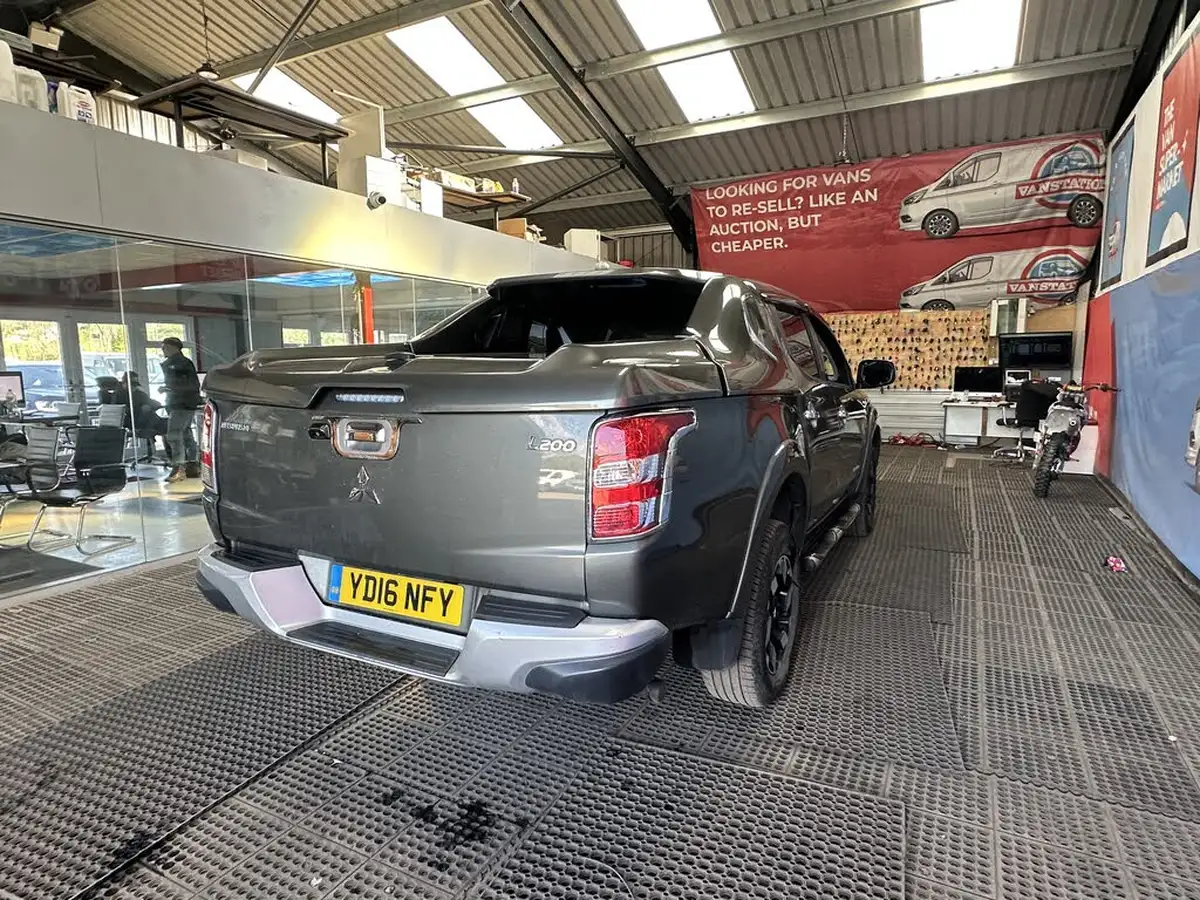 2016-mitsubishi-l200-24di-d-barbarian-auto-big-21