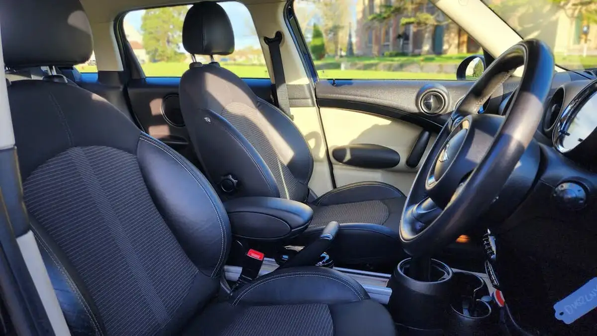2012-mini-countryman-16-cooper-pepper-big-23