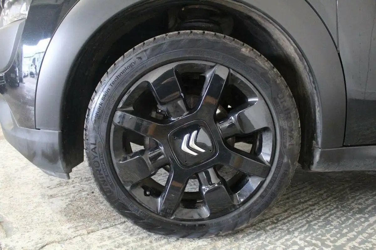 2016-citroen-c4-cactus-16bluehdi-flair-big-45